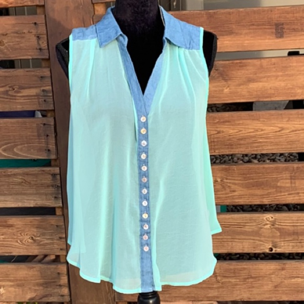 NWT UK2LA Sleeveless Top